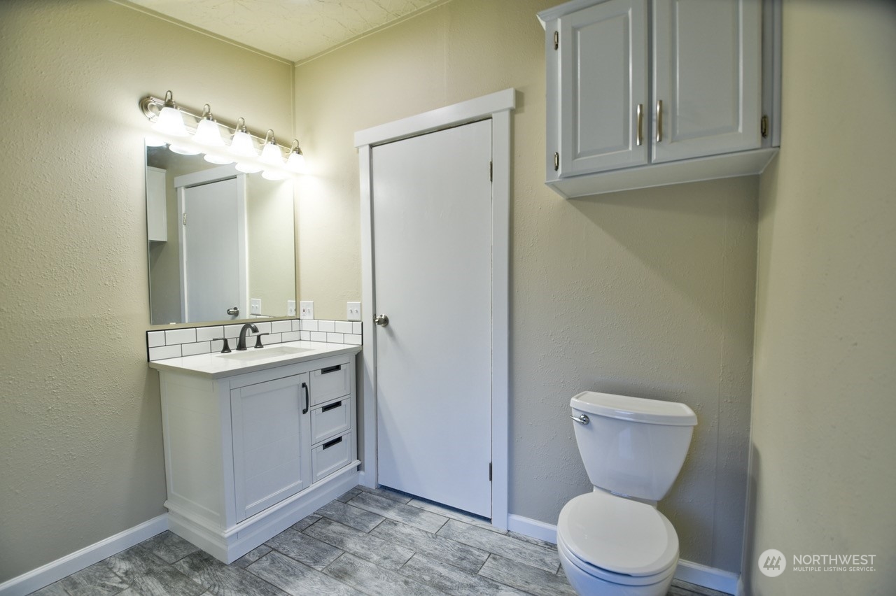 27 South Gee Creek Loop Ridgefield, WA 98642 - Photo 21 of 26 a bathroom with a toilet sink and mirror