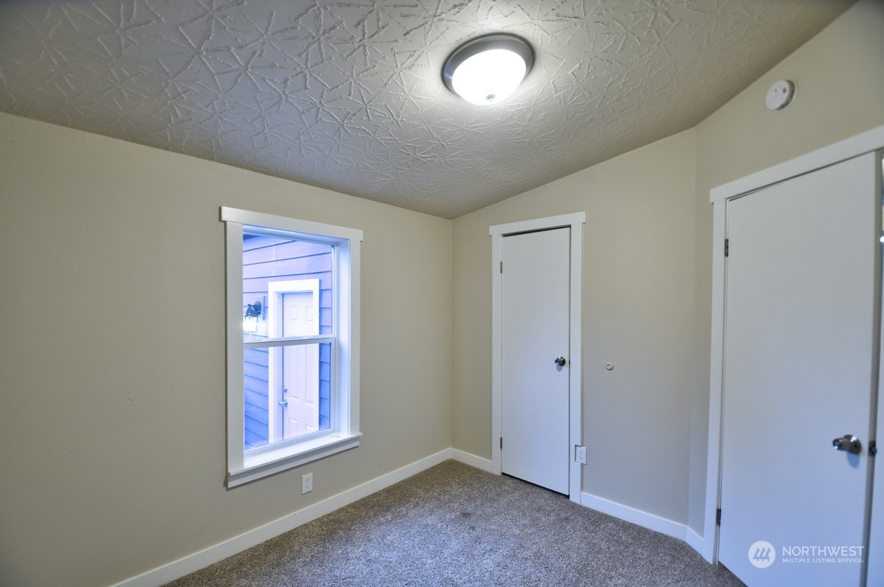 27 South Gee Creek Loop Ridgefield, WA 98642 - Photo 24 of 26 an empty room with windows and closet