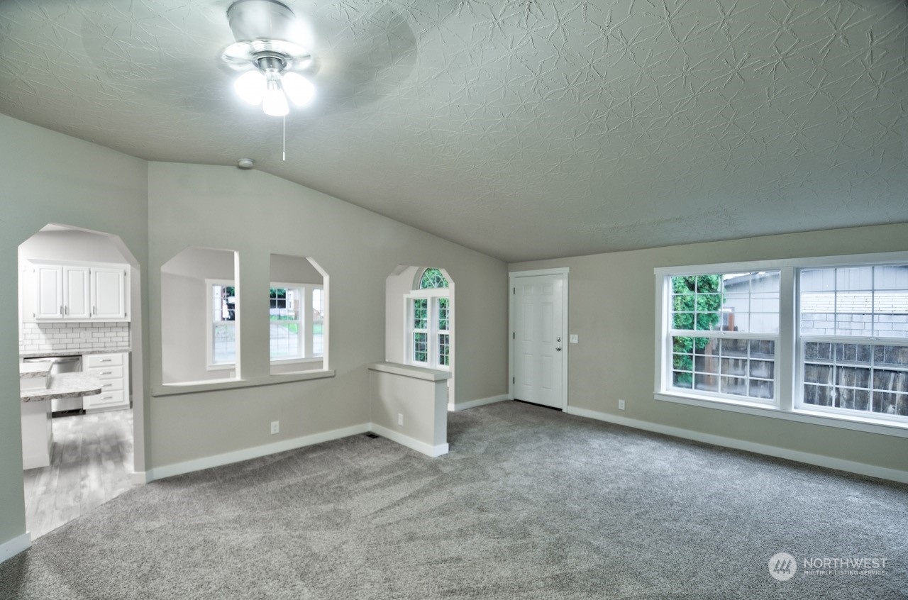 27 South Gee Creek Loop Ridgefield, WA 98642 - Photo 5 of 26 an empty room with windows and ceiling fan