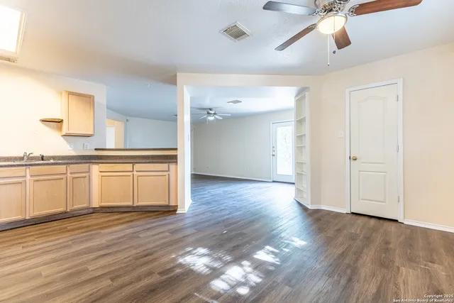 $1,695 | 7910 Lattimer Pond, San Antonio, TX 78254