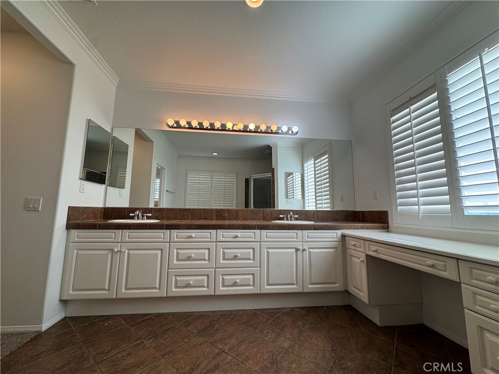 22219 Trinity Place Saugus, CA 91390 - Photo 35 of 57