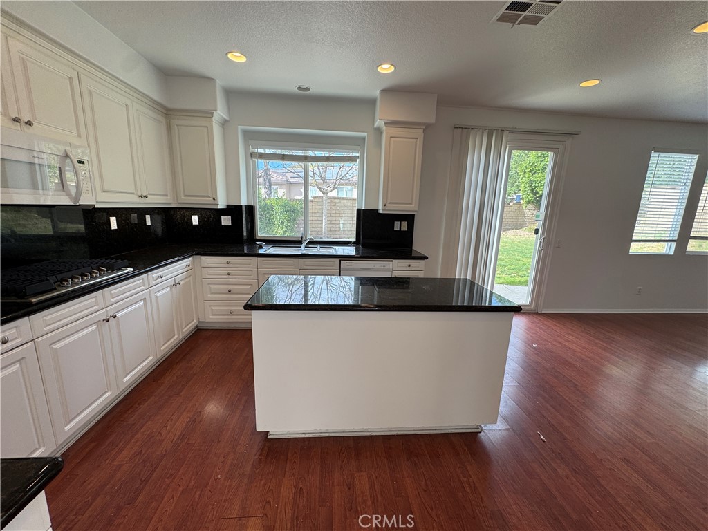 22219 Trinity Place Saugus, CA 91390 - Photo 8 of 57