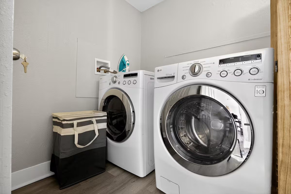 1401 Collier Street Houston, TX 77023 - Photo 16 of 18 a utility room with dryer and washer