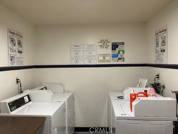 $1,995 | 18530 Hatteras Street, Unit 218, Tarzana, CA 91356