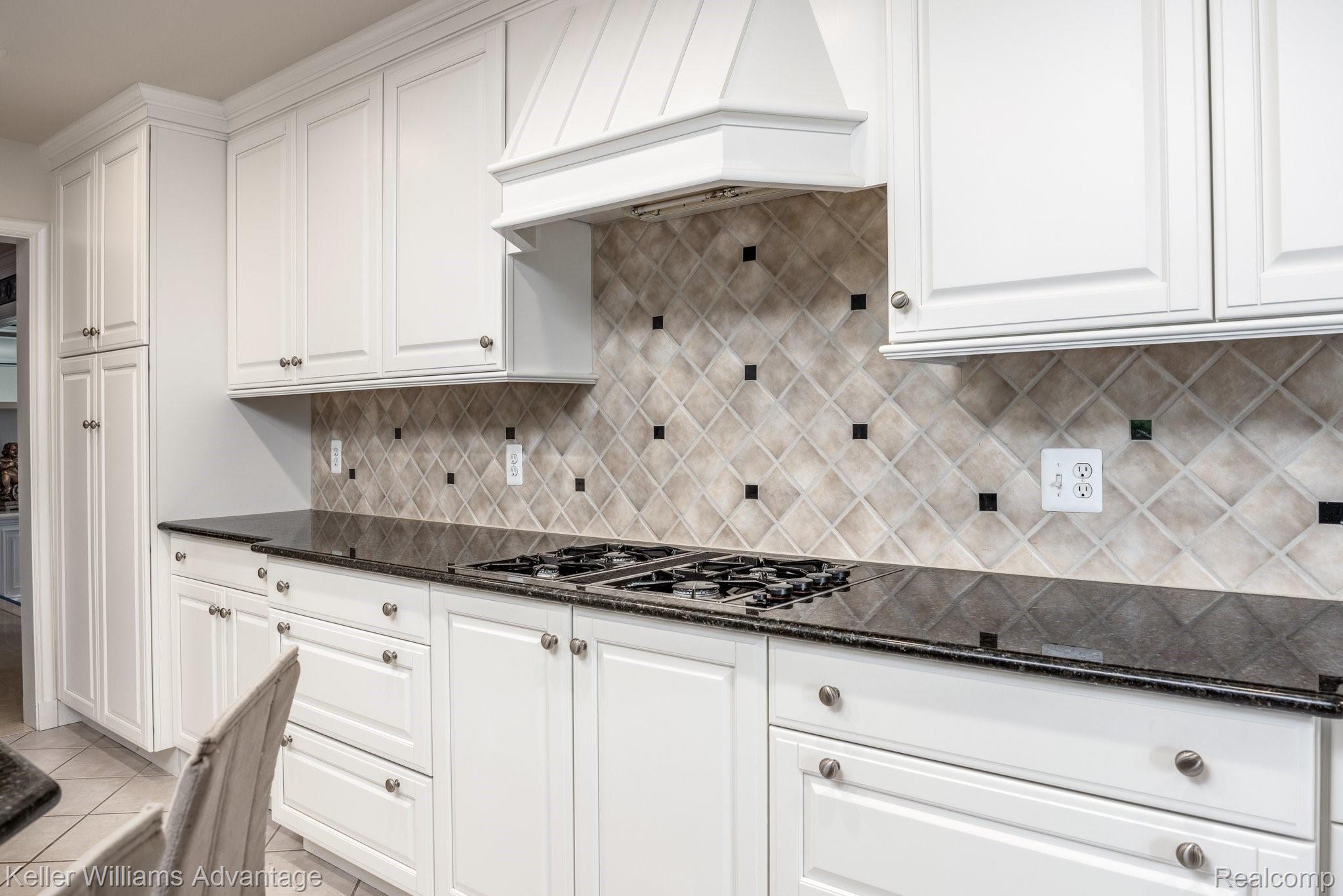 38125 Hayes Road Sterling Heights, MI 48313 - Photo 14 of 83 Miles of counters. Gas cook top.