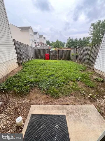 a view of a house with backyard and garden