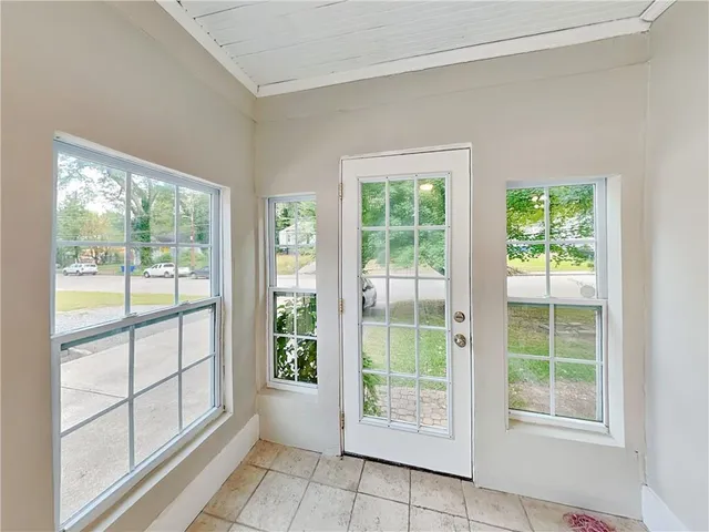 a view of empty room with window