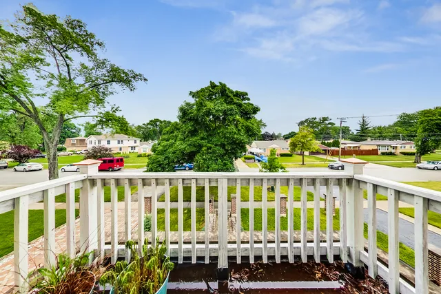 $749,900 | 2609 Eisenhower Drive, Des Plaines, IL 60018