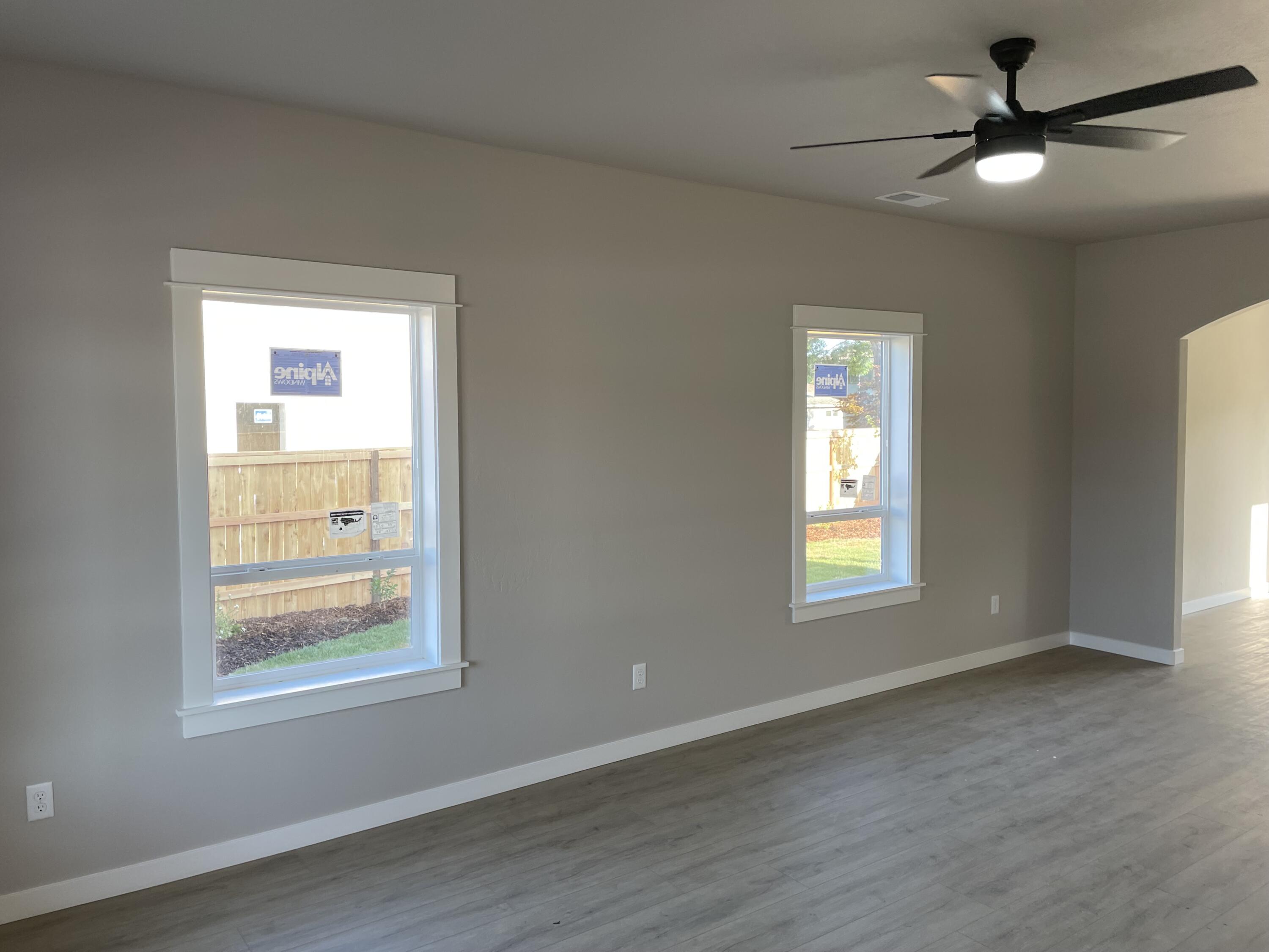 2769 Roberts Road Medford, OR 97504 - Photo 6 of 29 Living Room