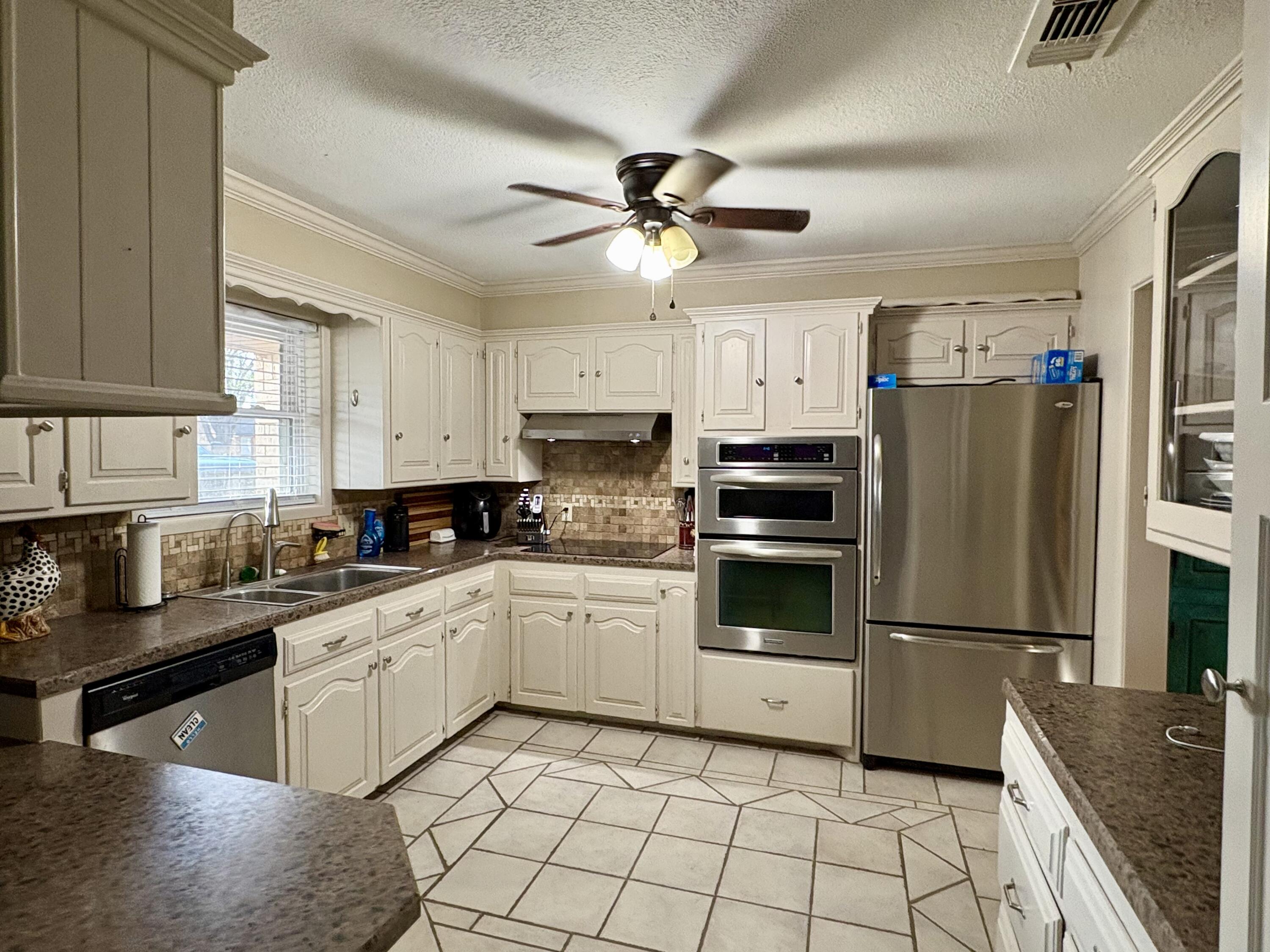 2023 Rice Drive Levelland, TX 79336 - Photo 7 of 17 IMG_2887