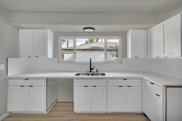 a view of a house with backyard