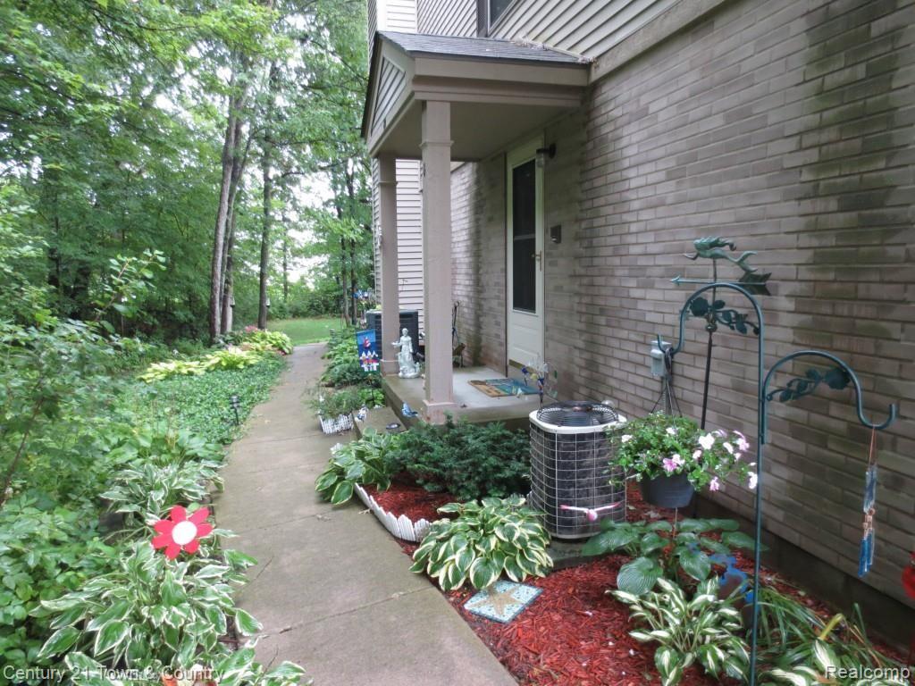 80 Pine Tree Ridge, Unit 32 Waterford, MI 48327 - Photo 1 of 26 Private Entrance