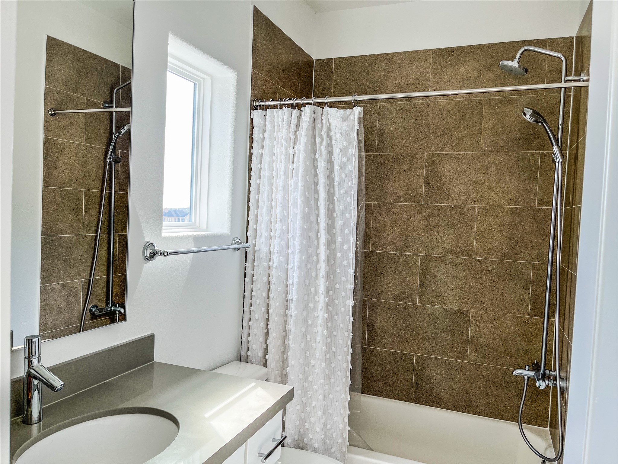 2024 Waterloo Station Road Houston, TX 77045 - Photo 11 of 14 En Suite bathroom features a tub.