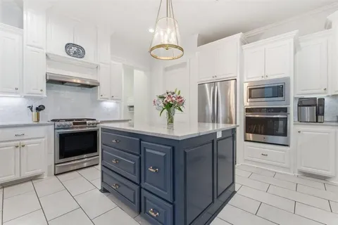 $865,000 | 5847 Lakeview Lane, Lake Charles, LA 70605