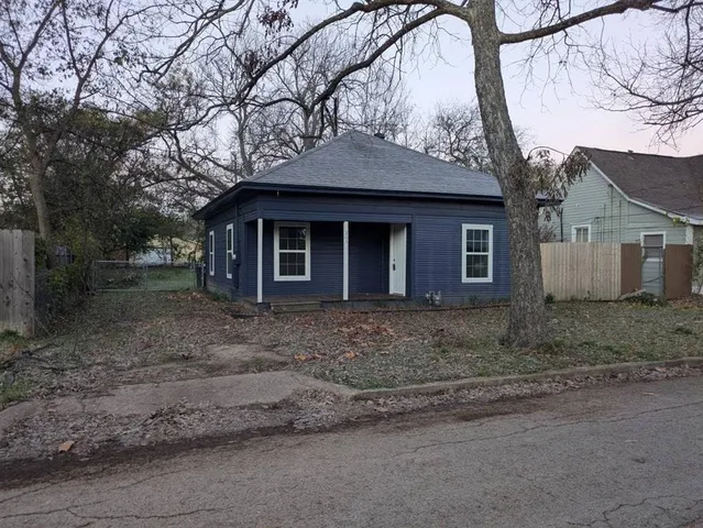 $1,275 | 205 North Wood Street, Cleburne, TX 76033
