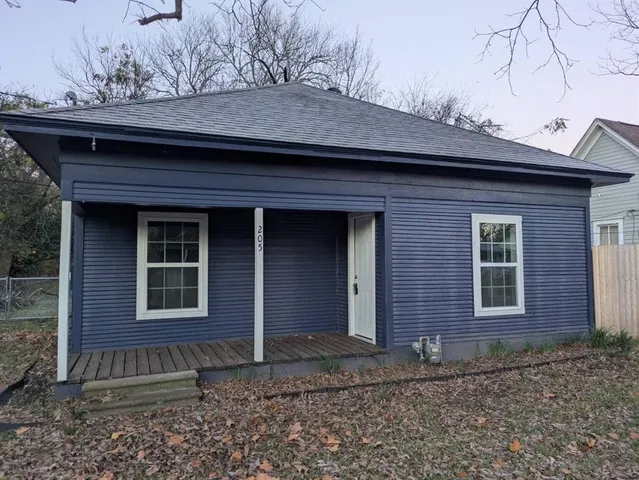 $1,275 | 205 North Wood Street, Cleburne, TX 76033