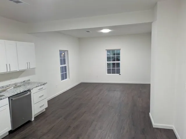 $1,275 | 205 North Wood Street, Cleburne, TX 76033