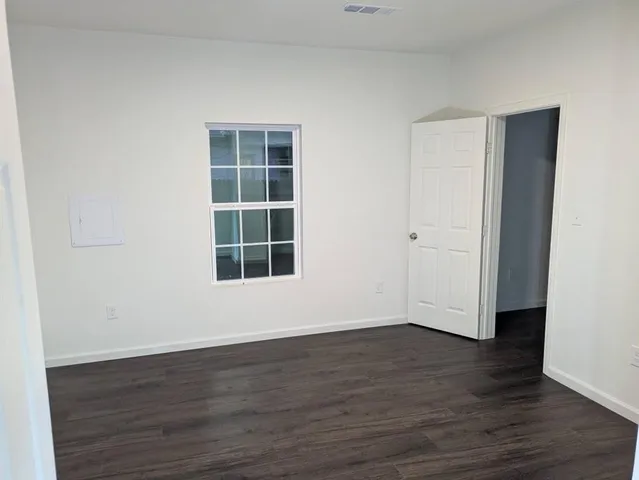 $1,275 | 205 North Wood Street, Cleburne, TX 76033