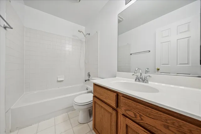 $329,900 | 973 Park Hill Circle, Unit 973, Aurora, IL 60502