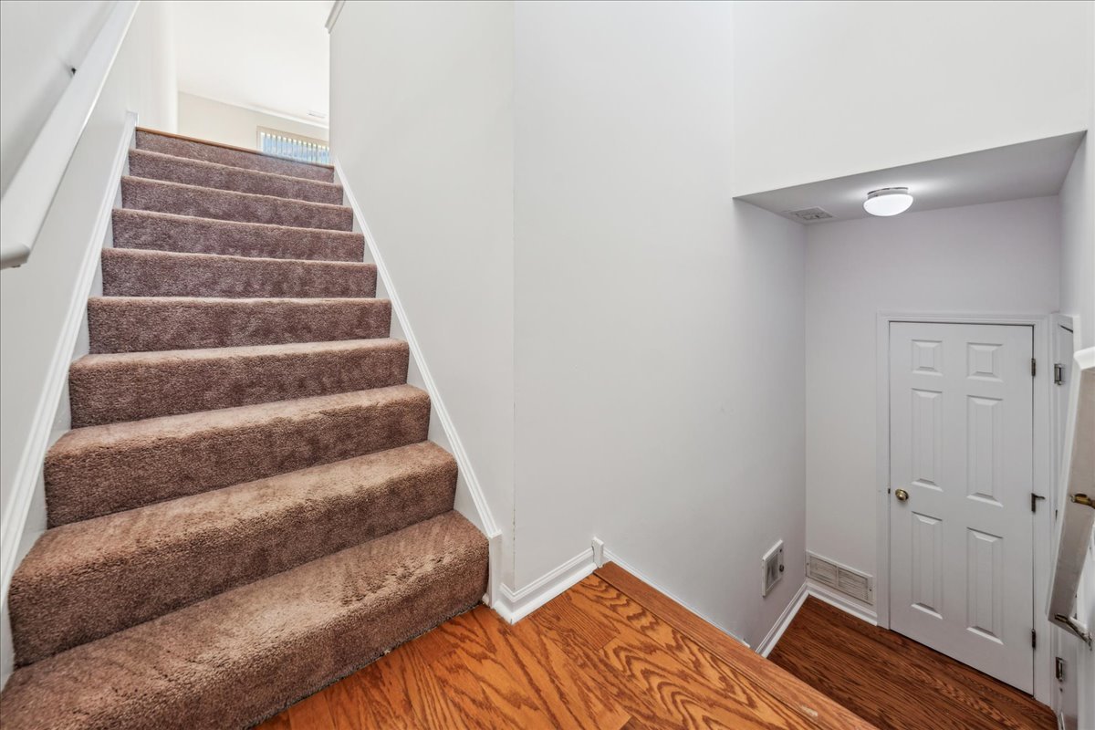 973 Park Hill Circle, Unit 973 Aurora, IL 60502 - Photo 3 of 17 a view of entryway