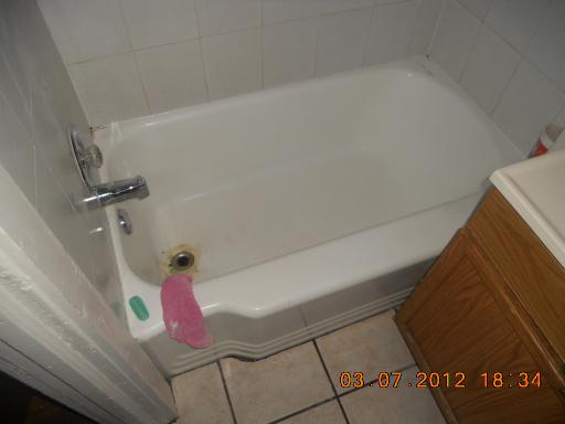 7108 South Normal Boulevard Chicago, IL 60621 - Photo 6 of 15 a bath tub sitting next to a shower