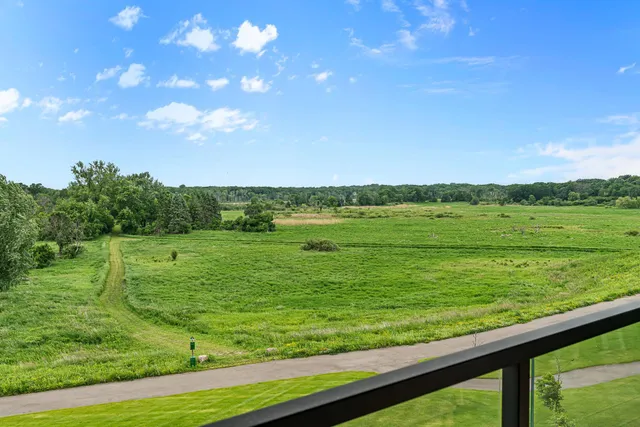 $1,299,000 | 1 Hill Farm Court, Unit 302, North Oaks, MN 55127