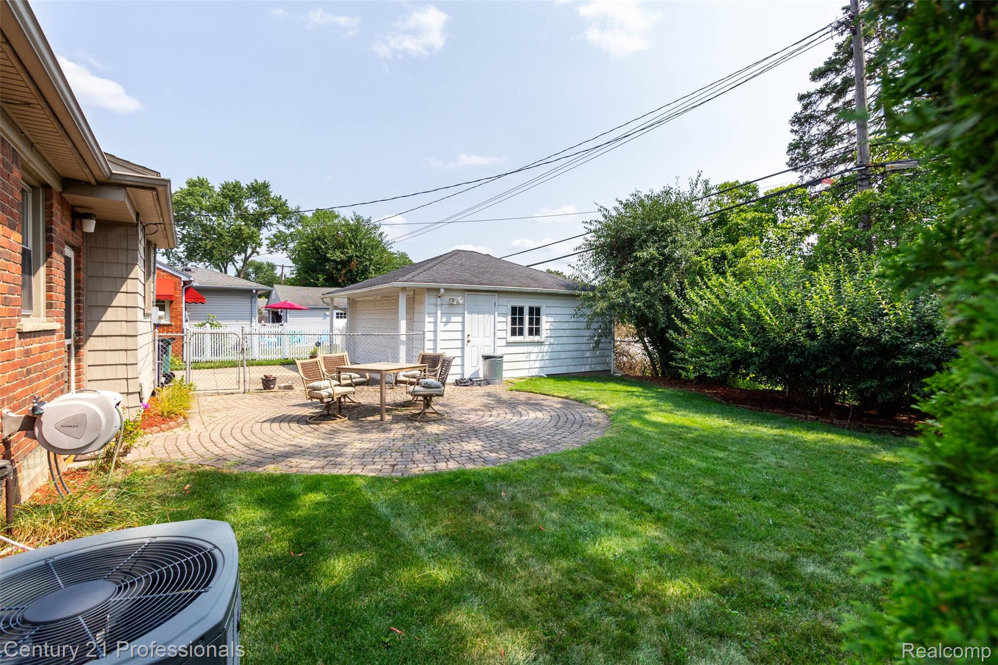 4133 Amherst Road Royal Oak, MI 48073 - Photo 33 of 33 yard (5).jpg