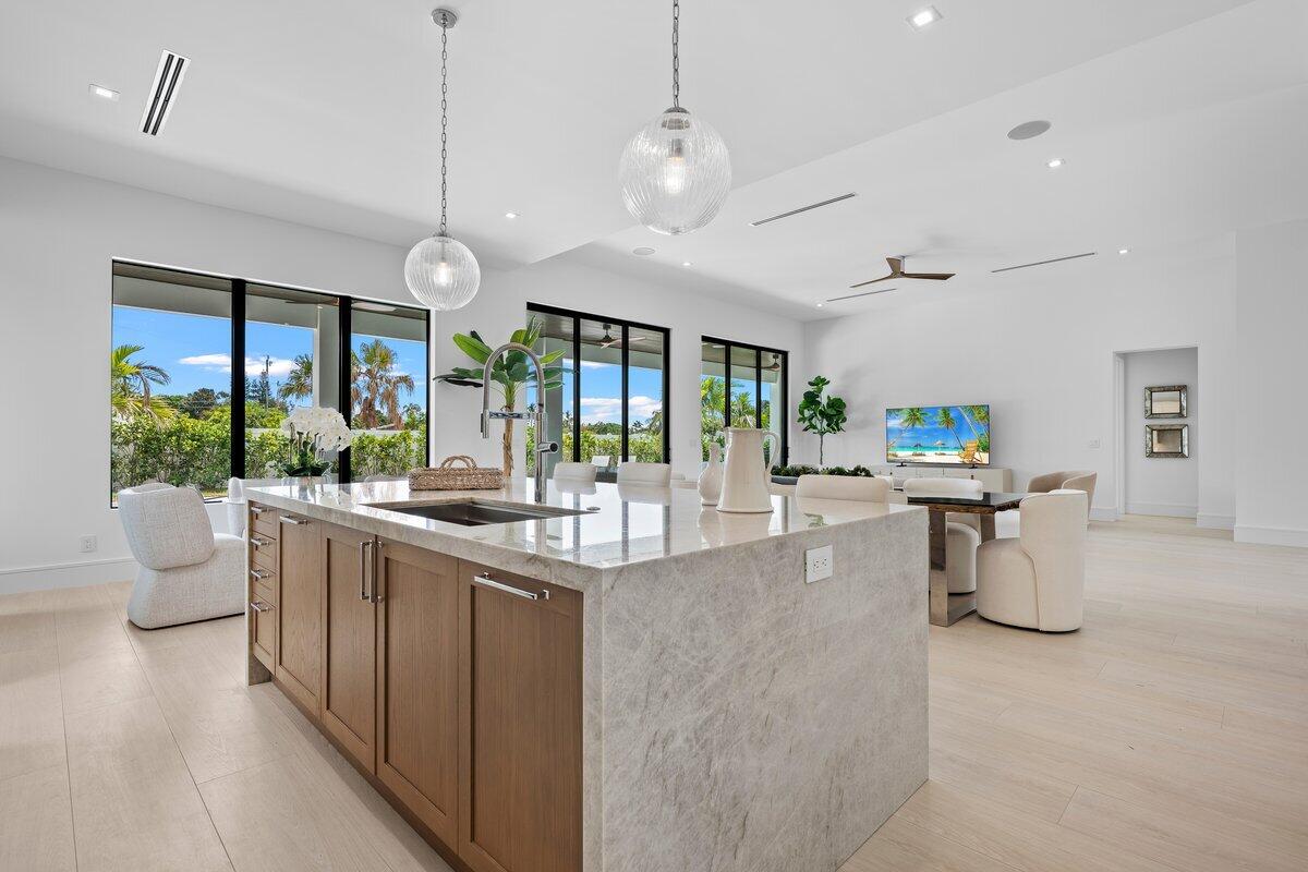 325 West Riverside Drive Jupiter, FL 33469 - Photo 10 of 49 LUX_4346.jpg1