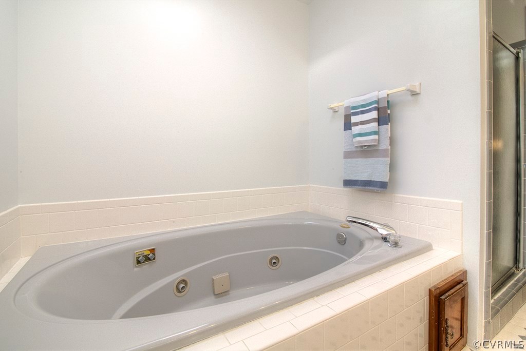 6321 Glebe Point Road Chesterfield, VA 23838 - Photo 14 of 23 a bathroom with a bathtub