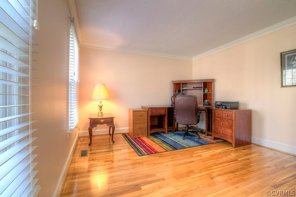 6321 Glebe Point Road Chesterfield, VA 23838 - Photo 3 of 23 a workspace with furniture and lamp