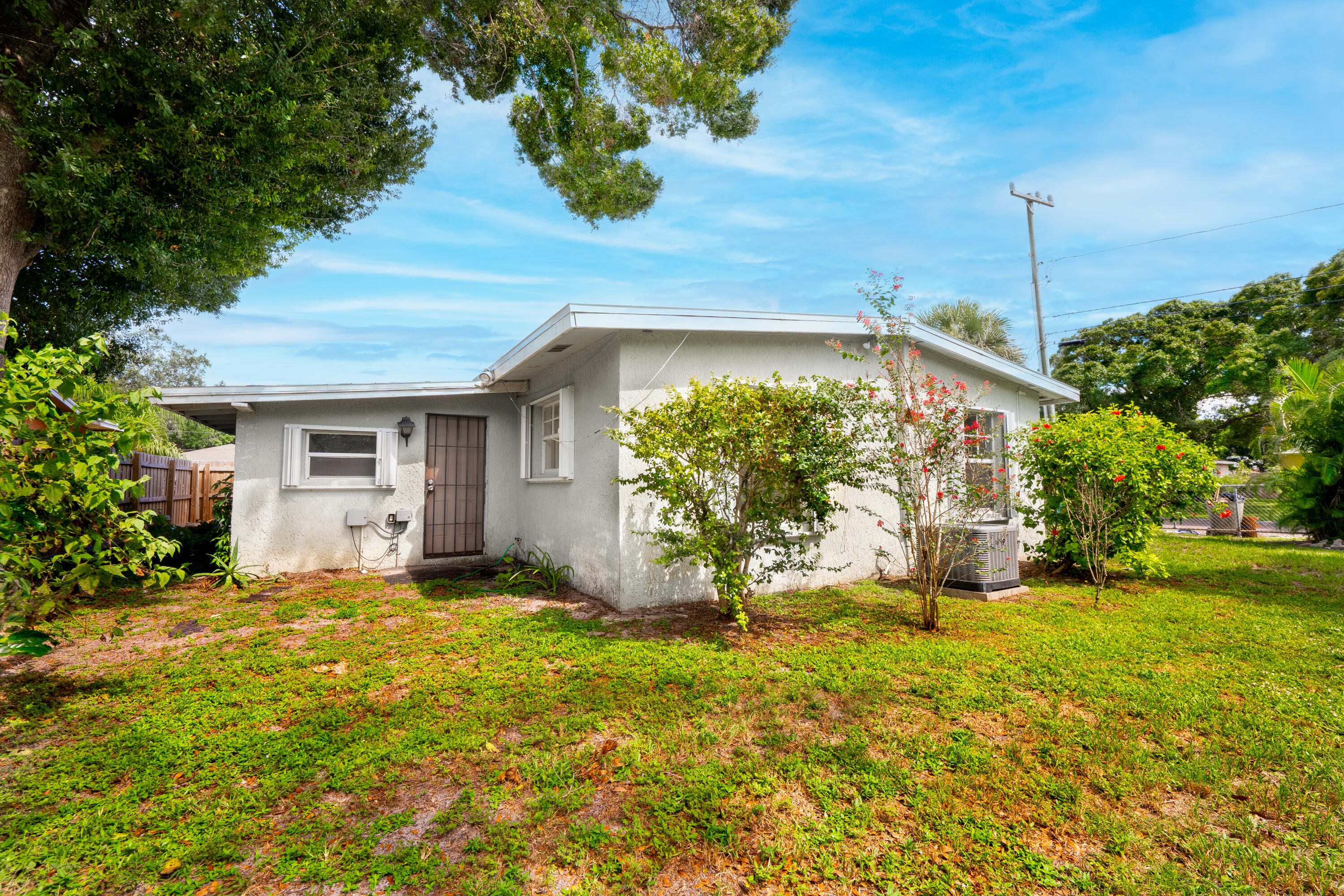 1219 South 10th Street Fort Pierce, FL 34950 - Photo 28 of 29 a view of a house with backyard and a tree