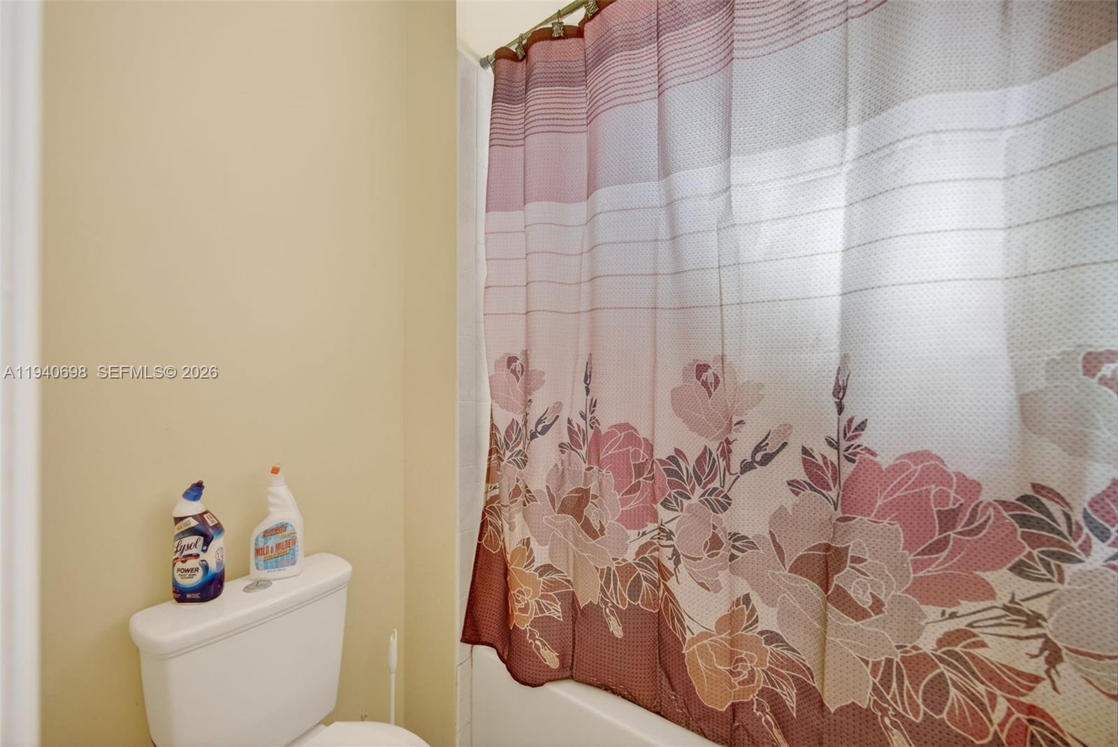 367 Northeast 36th Avenue Road Homestead, FL 33033 - Photo 27 of 36 a bathroom with a toilet and a bathtub