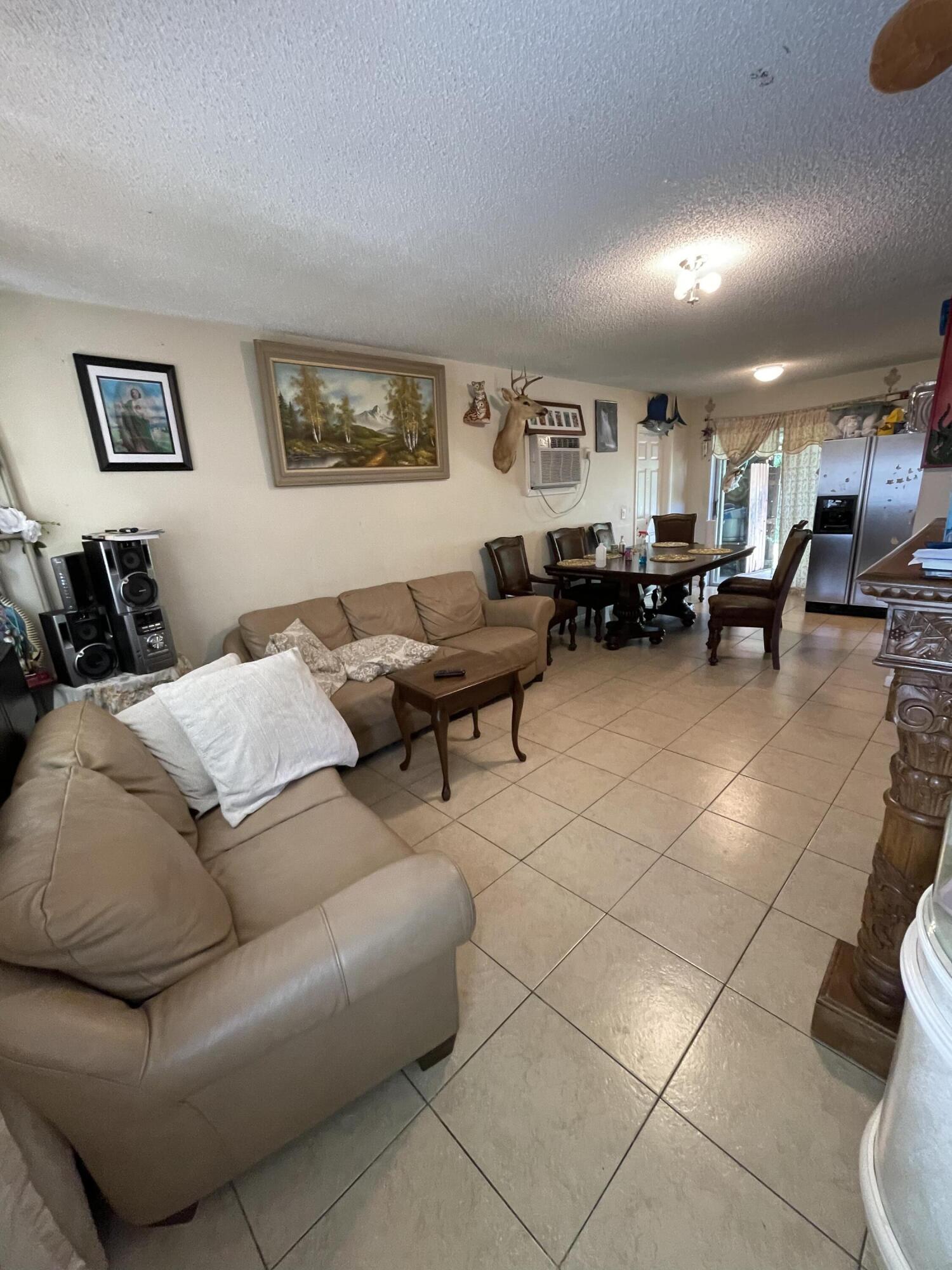 520 West Whitney Circle Jupiter, FL 33458 - Photo 8 of 20 1EBC1847-C2BE-4EF3-B789-F069F4DDAD27