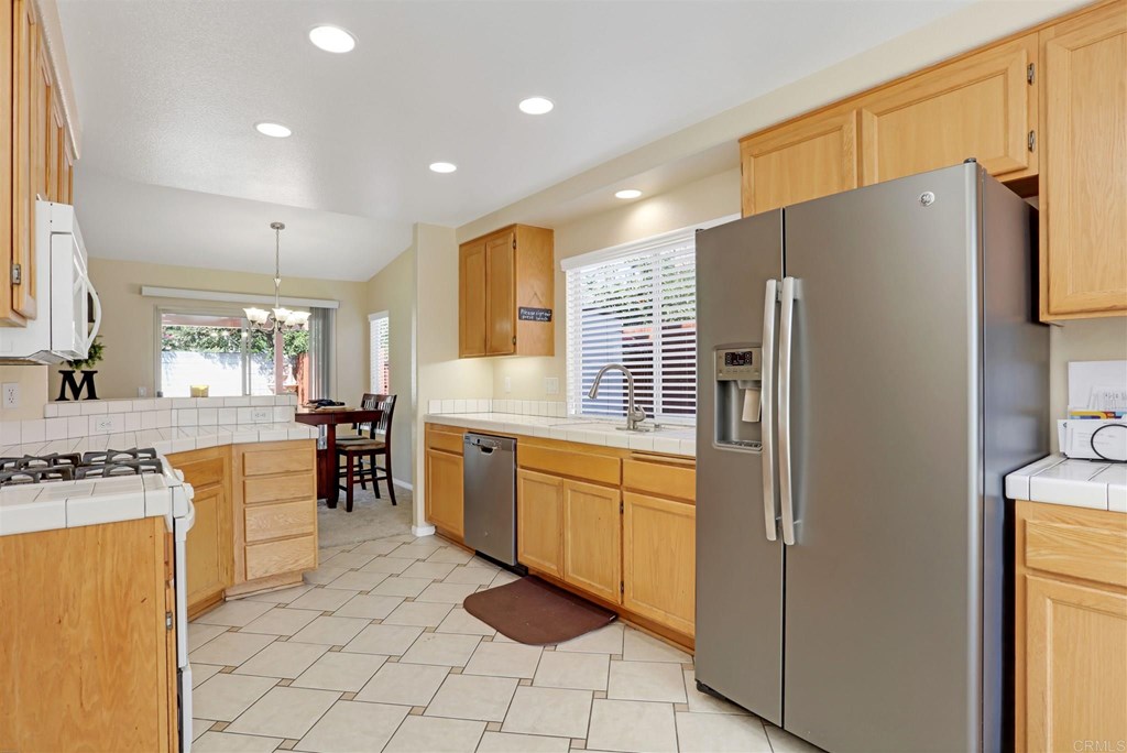 601 Iona Court Escondido, CA 92027 - Photo 6 of 26 Gallery Image 6