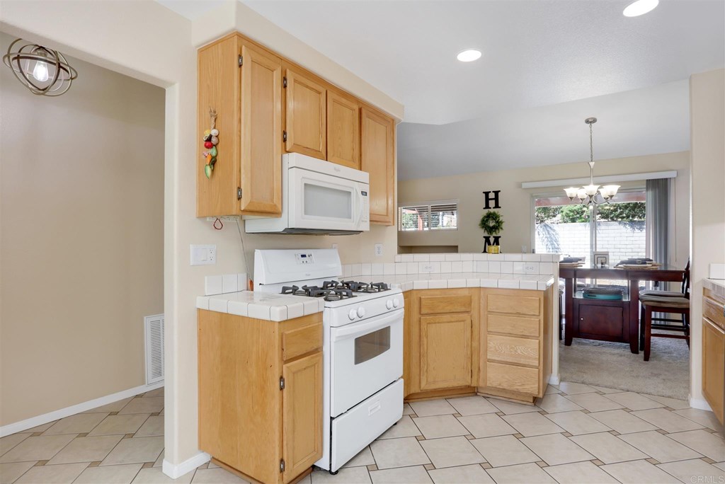 601 Iona Court Escondido, CA 92027 - Photo 7 of 26 Gallery Image 7