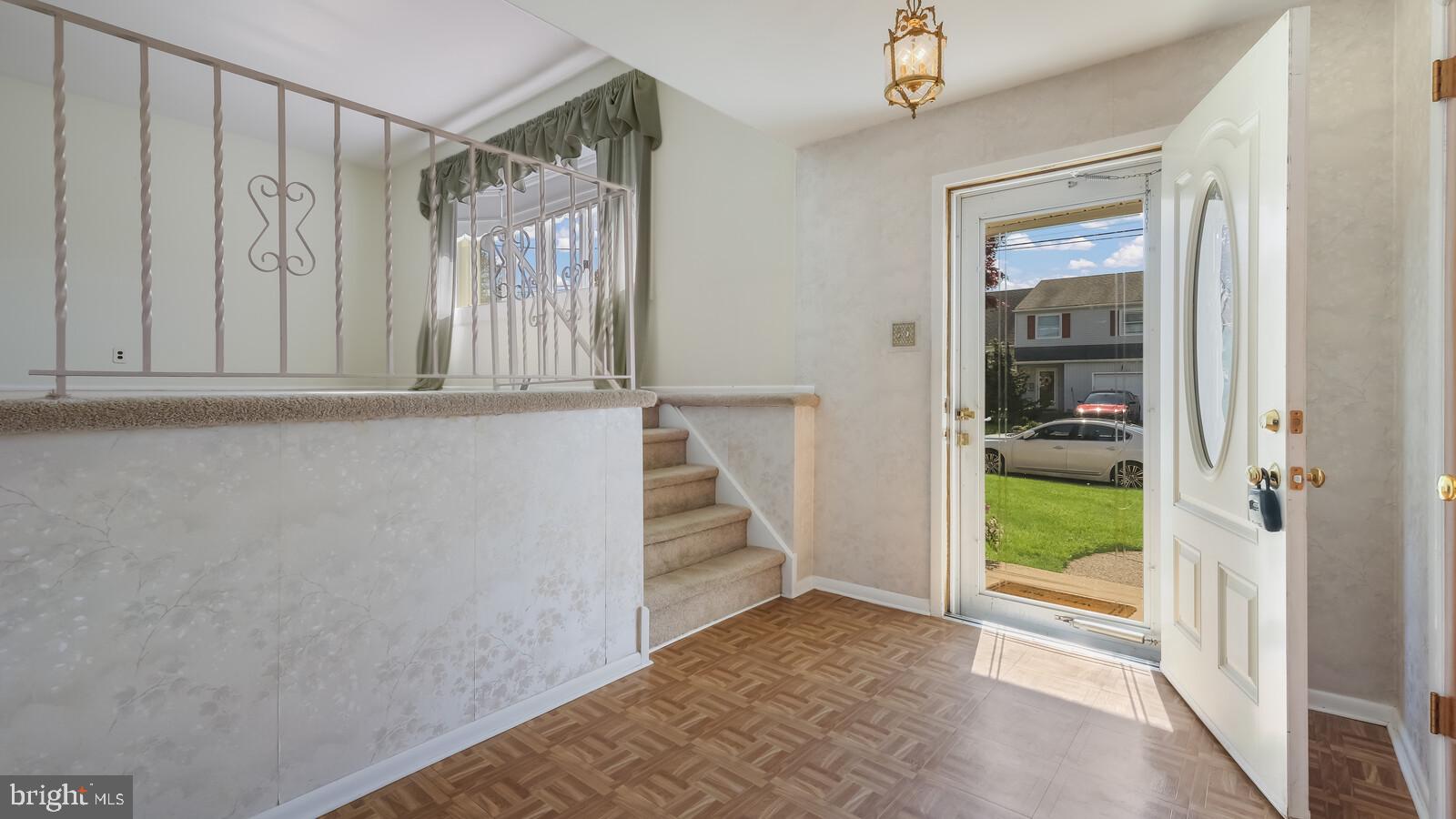 13028 Sewell Road Philadelphia, PA 19116 - Photo 5 of 28 Gallery Image 5