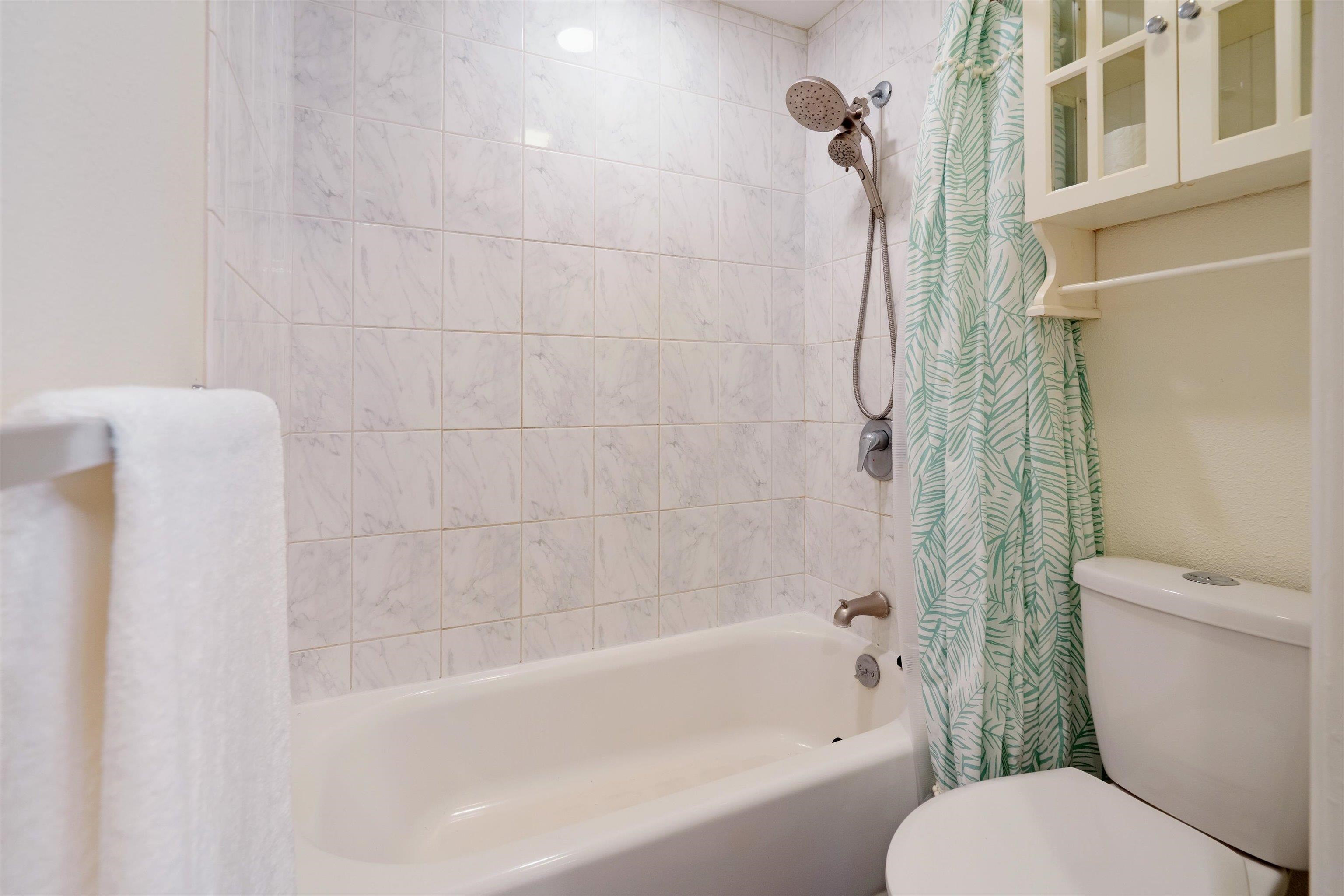 571 South Alu Road Wailuku, HI 96793 - Photo 28 of 49 a bathroom with a toilet and a bathtub