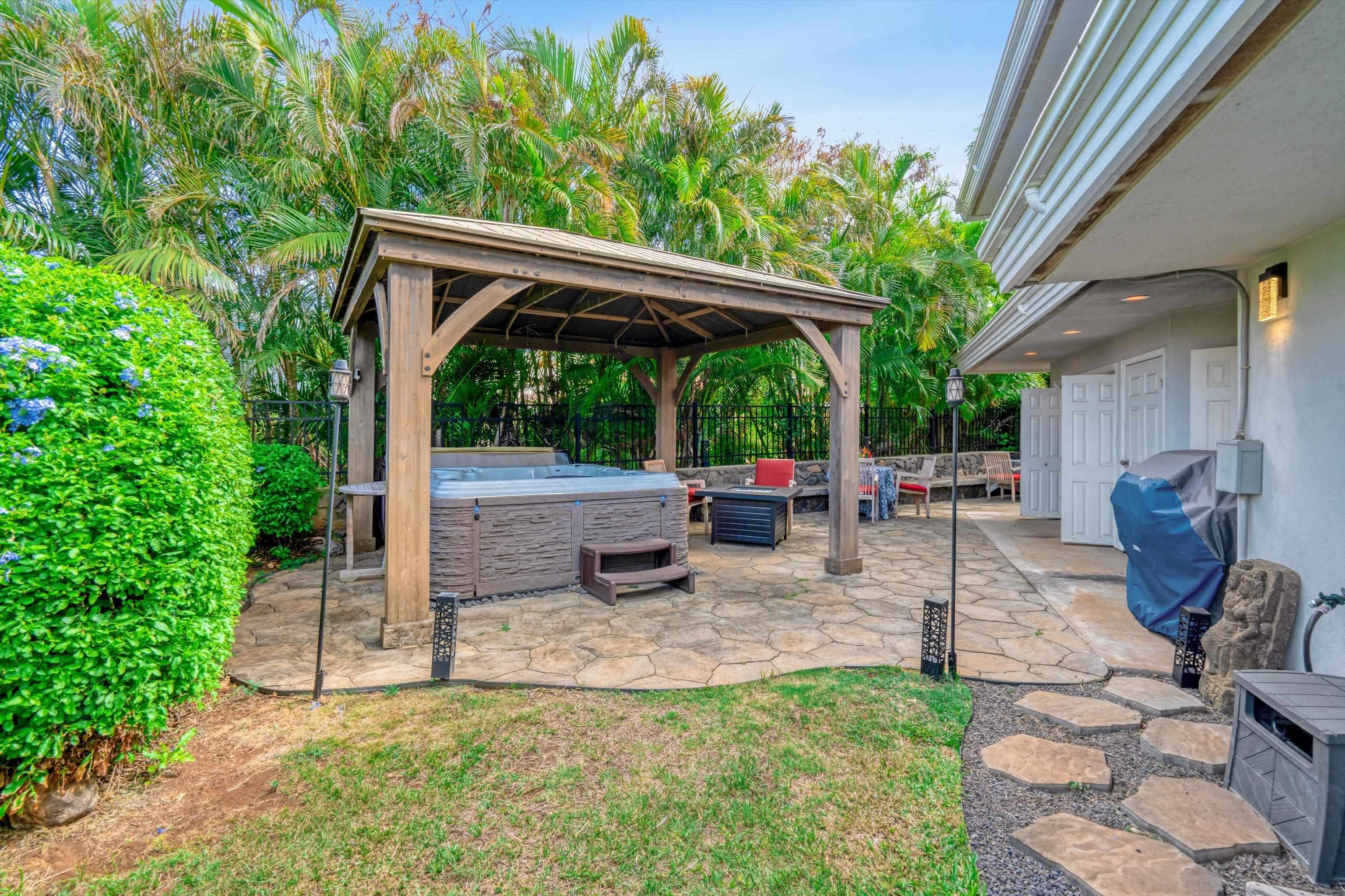 571 South Alu Road Wailuku, HI 96793 - Photo 33 of 49 a view of backyard with sitting area