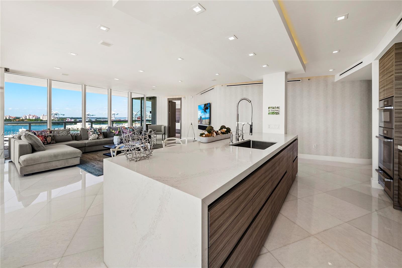 450 Alton Road, Unit 1007 Miami Beach, FL 33139 - Photo 3 of 78 Gallery Image 3