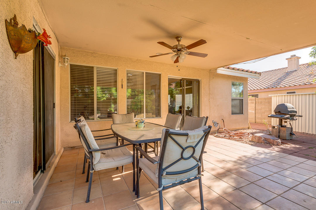 4030 West Cactus Road Phoenix, AZ 85029 - Photo 28 of 29 a dining room with furniture and a yard