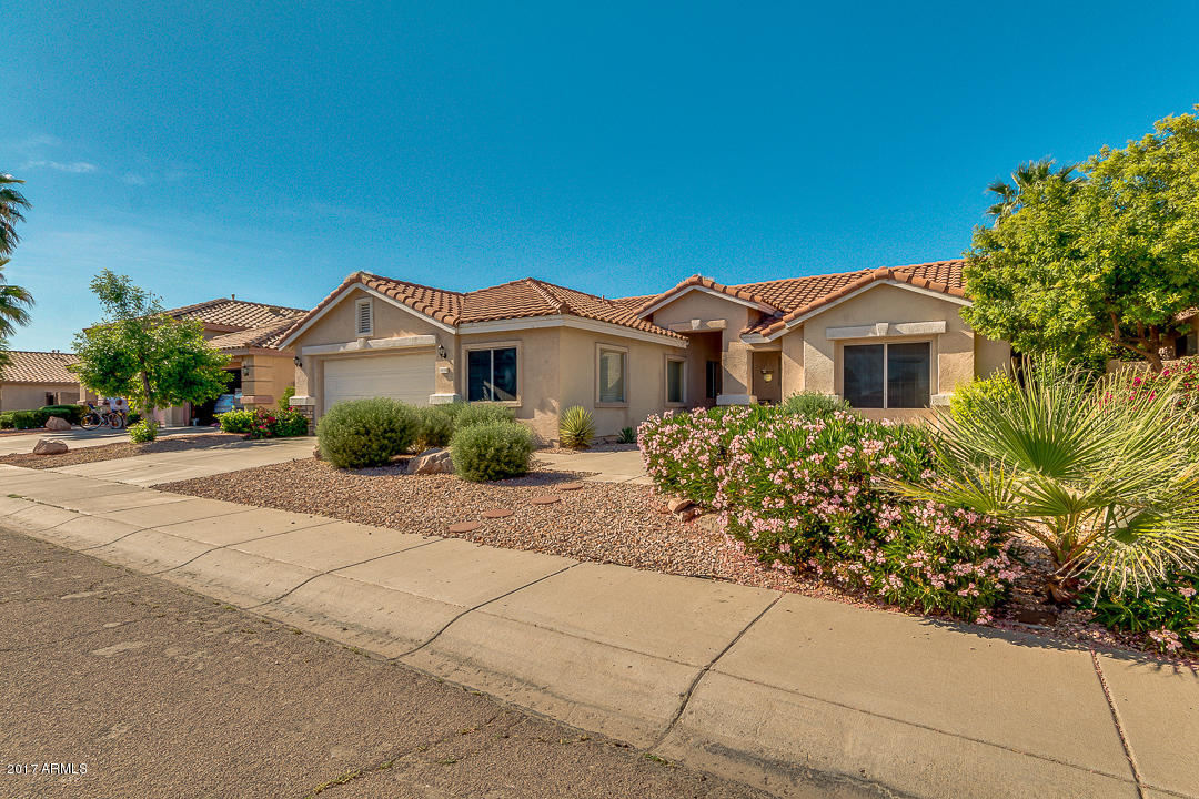 4030 West Cactus Road Phoenix, AZ 85029 - Photo 6 of 29 a front view of a house with a garden