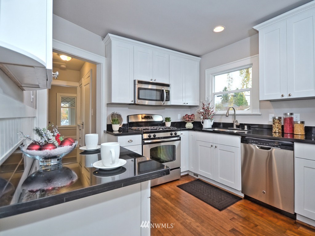 1107 North Midvale Place Seattle, WA 98103 - Photo 4 of 15 Gallery Image 4