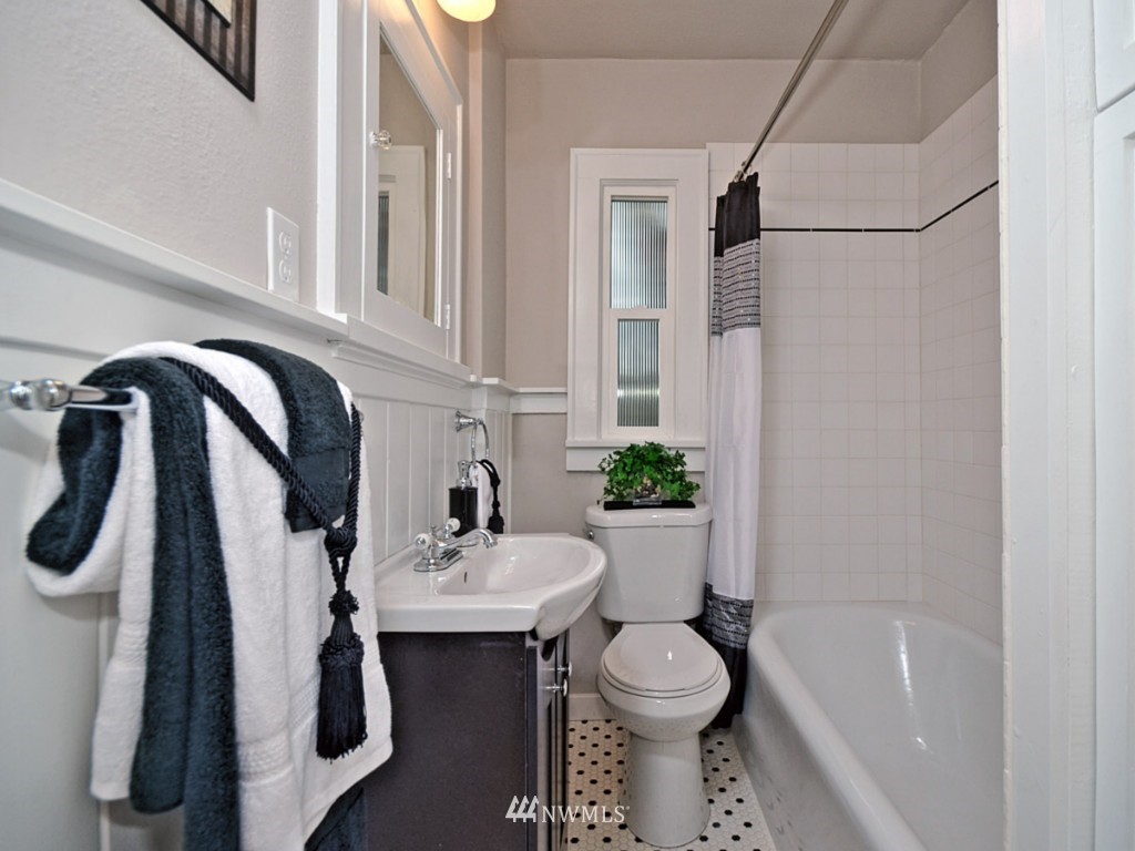 1107 North Midvale Place Seattle, WA 98103 - Photo 8 of 15 Gallery Image 8
