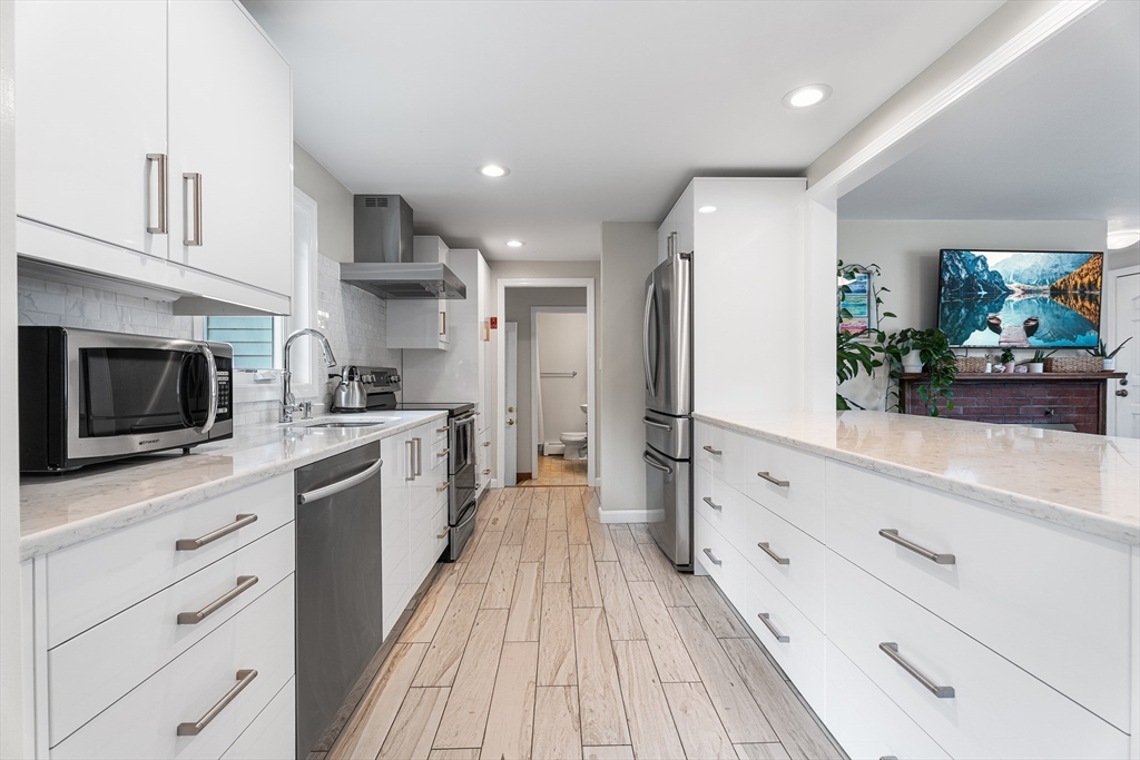 17 Lilian Road Framingham, MA 01701 - Photo 4 of 27 Gallery Image 4