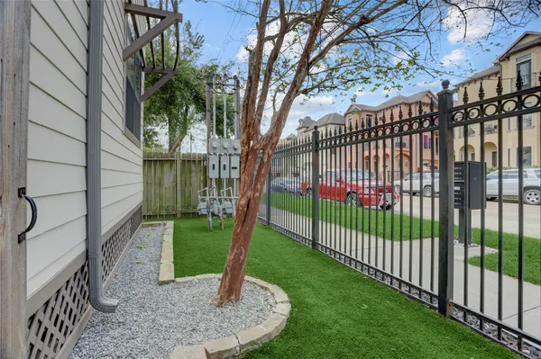 $440,000 | 1428 West 23rd Street, Unit C, Houston, TX 77008