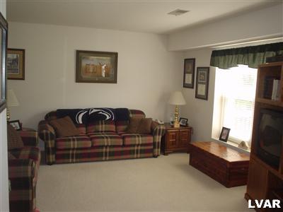 885 Briarstone Road Bethlehem, PA 18017 - Photo 4 of 10 Gallery Image 4
