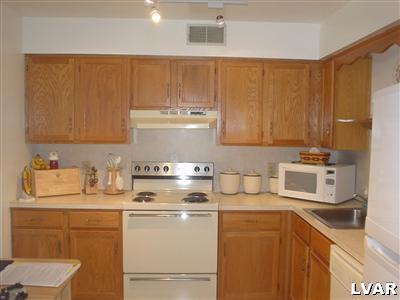 885 Briarstone Road Bethlehem, PA 18017 - Photo 6 of 10 Gallery Image 6