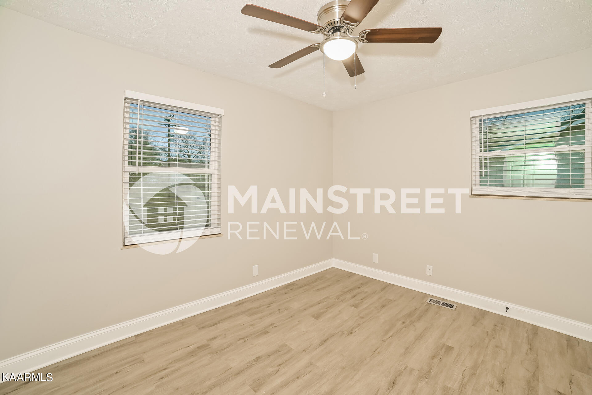 1124 Roswell Road Knoxville, TN 37923 - Photo 12 of 31 012-photo-bedroom-12341640