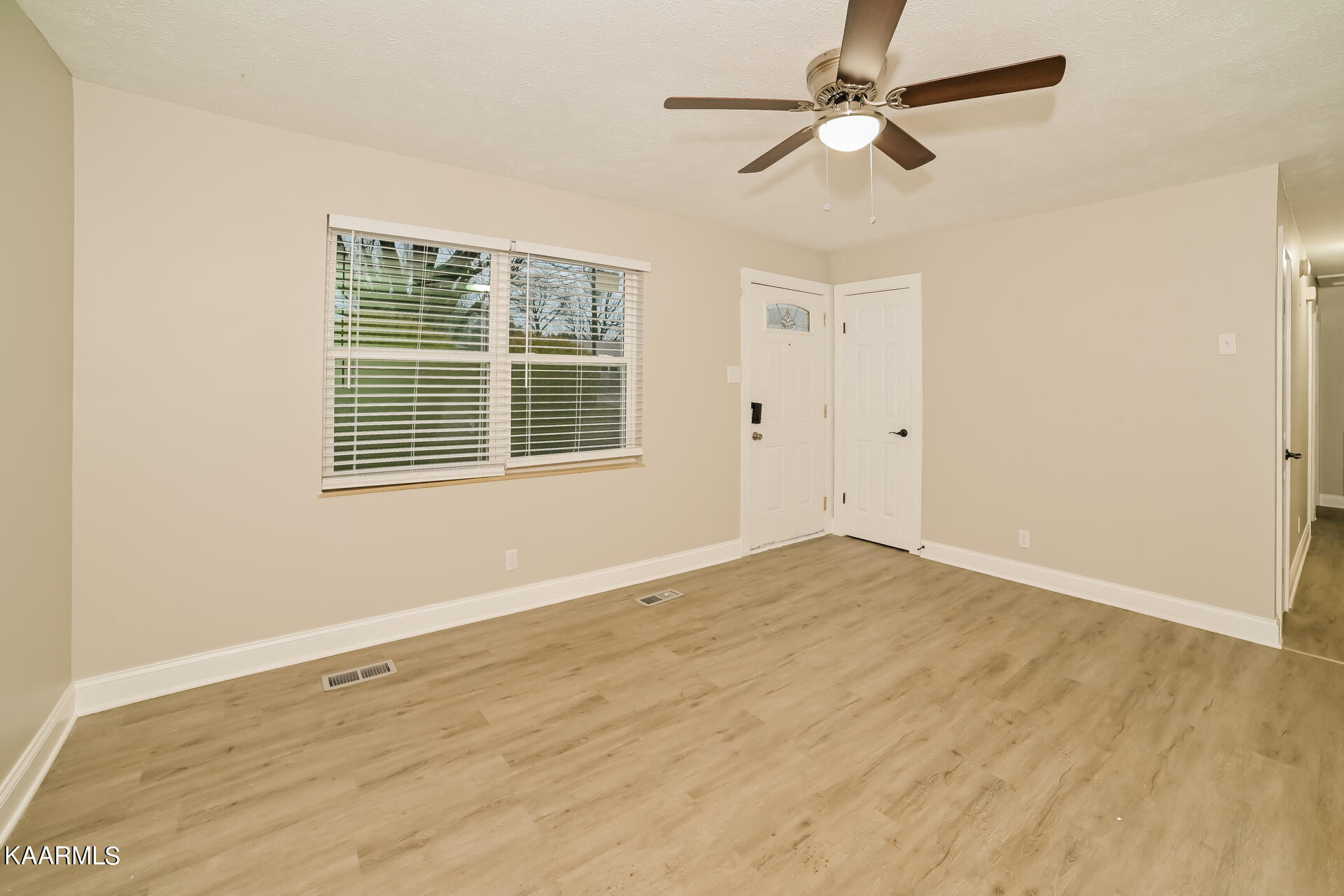 1124 Roswell Road Knoxville, TN 37923 - Photo 18 of 31 018-photo-living-room-12341656
