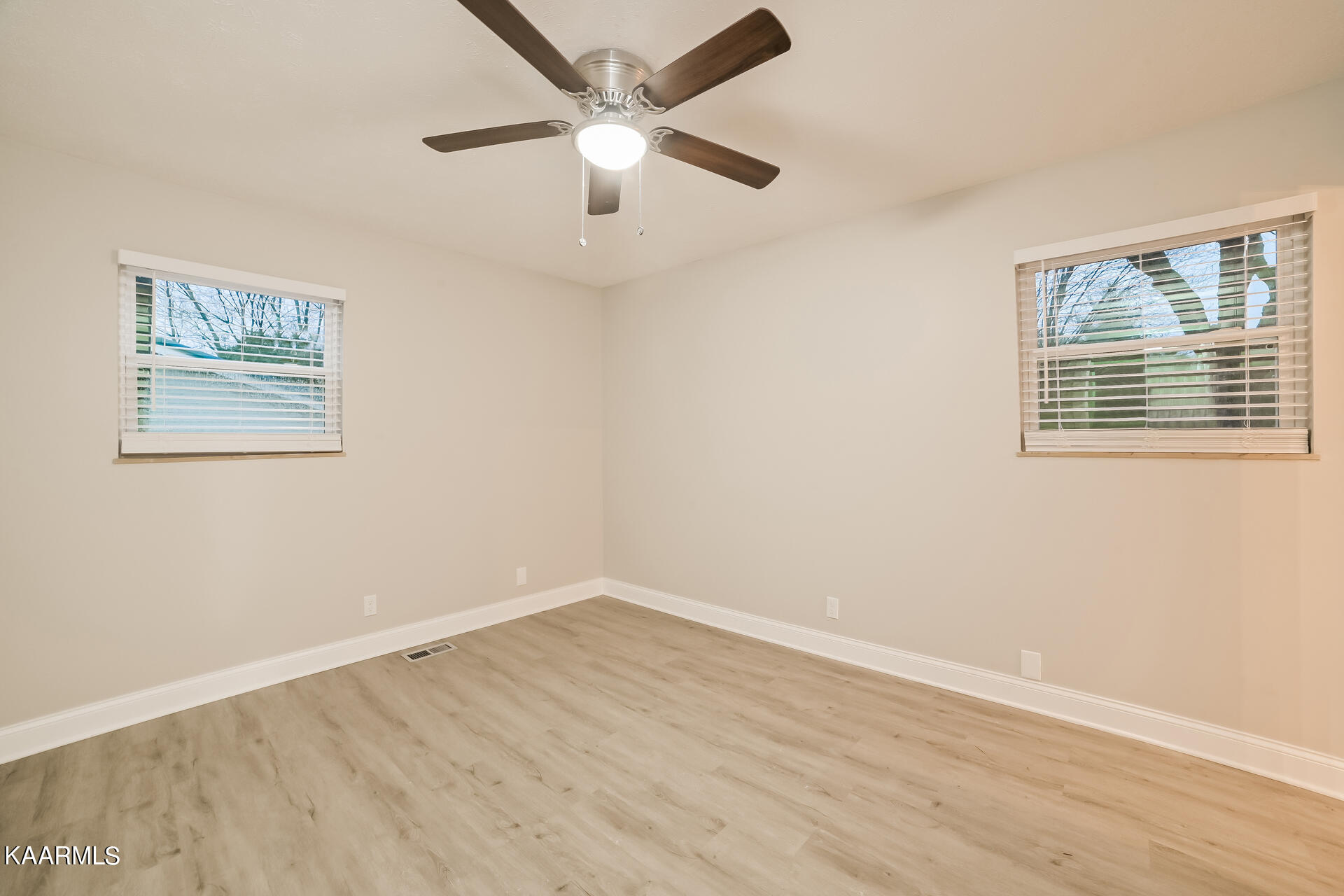 1124 Roswell Road Knoxville, TN 37923 - Photo 21 of 31 021-photo-primary-bedroom-12341650